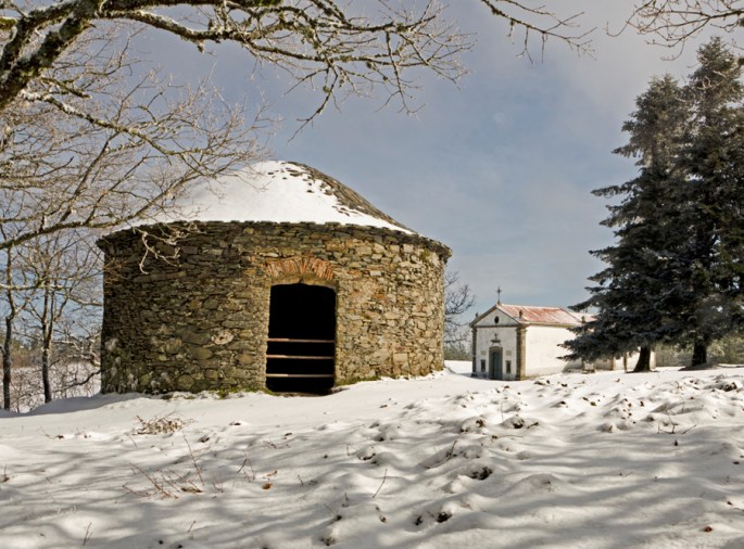 Um dos poços de neve próximo da capela de Santo António ©Jorge Nunes