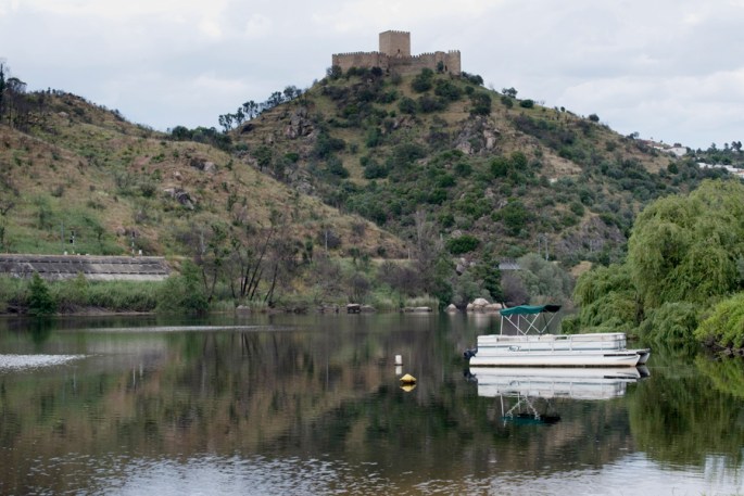 O castelo de Belver visto da praia