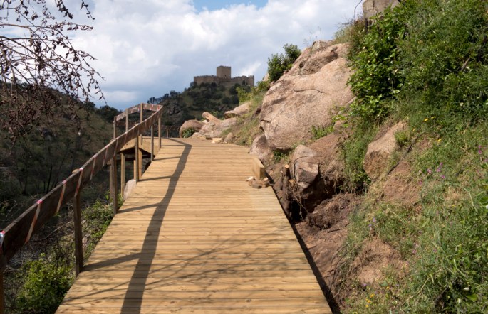 Passadiço com vista para o castelo