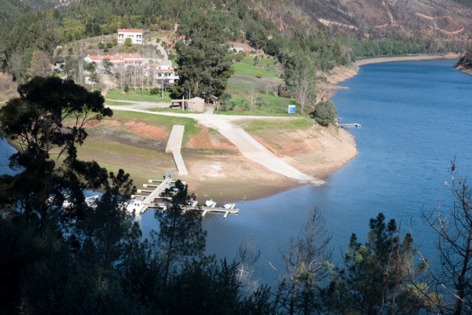 A praia fluvial e cais dos barcos