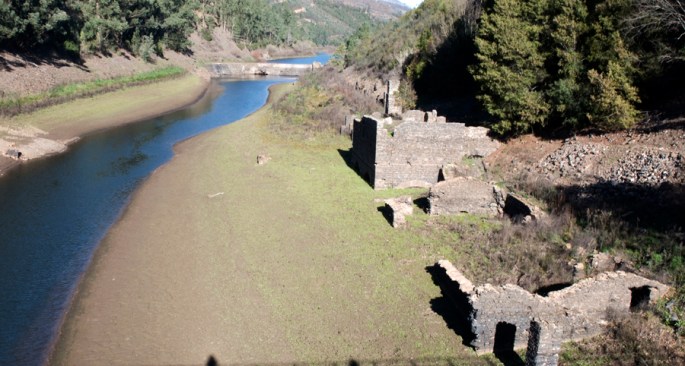 Ruínas das ferrarias em Foz de Alge