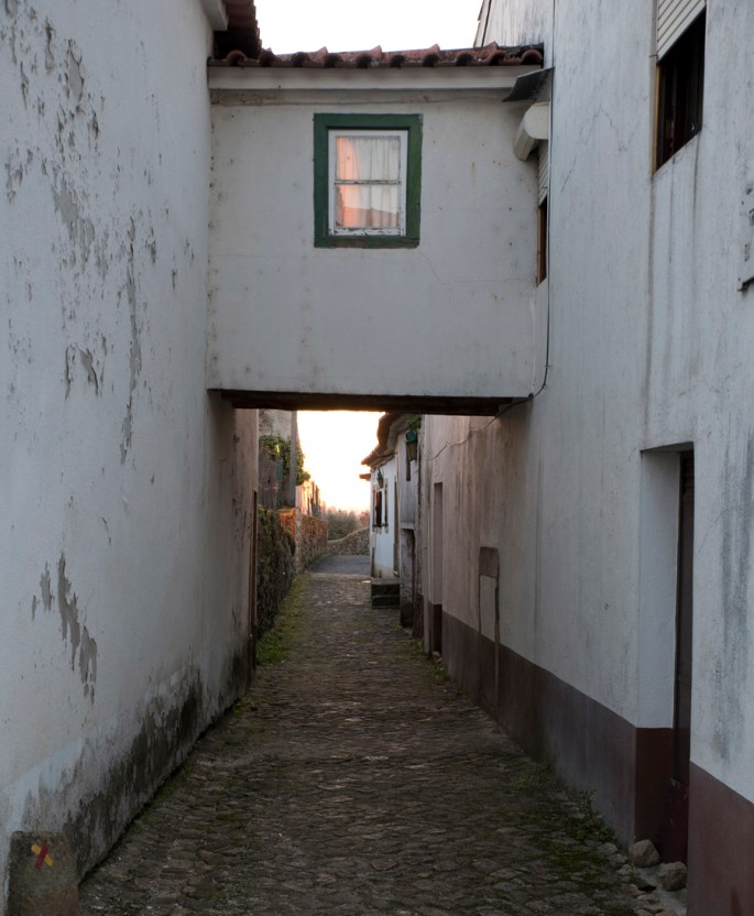 O xisto está coberto com reboco branco