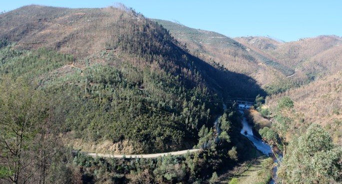 Serras, vales profundos e a ribeira. Noutro casos é o Zêzere