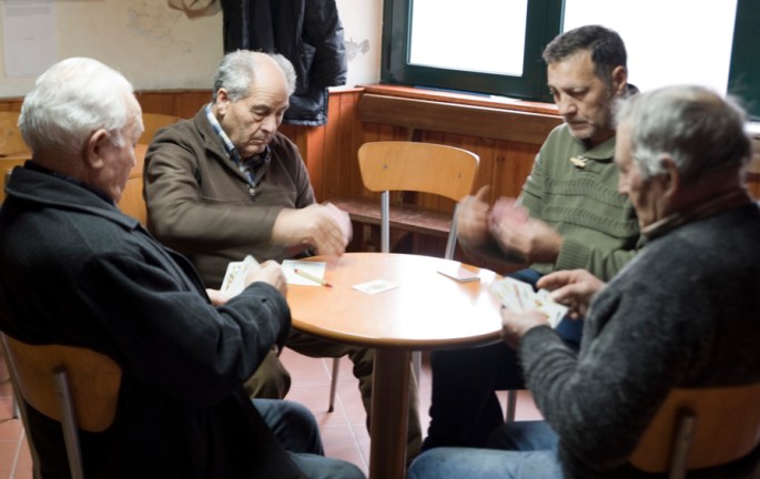 Um jogo de cartas na Associação