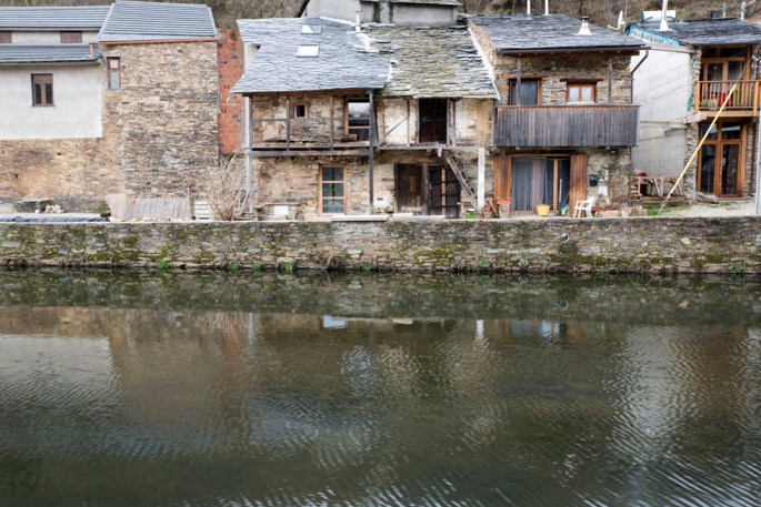 O rio é o elemento natural que estrutura a aldeia