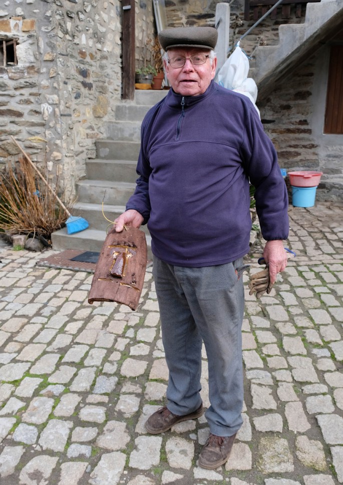 Amável Antão artesão de máscaras tradicionais