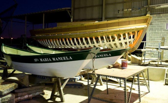 Barcos em reparação e construção em madeira