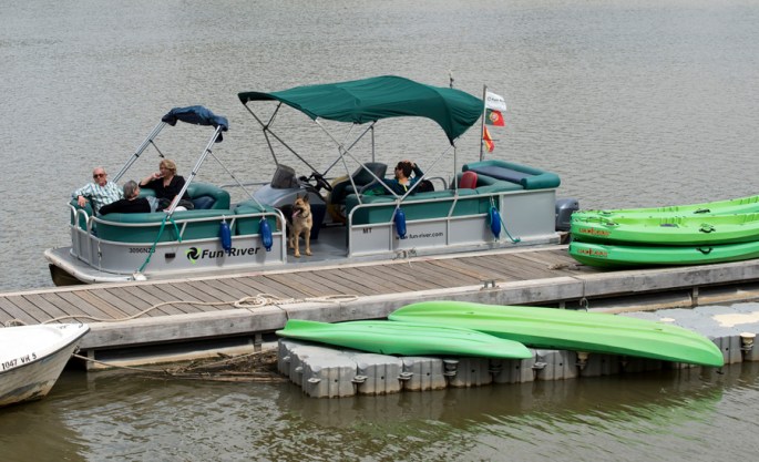 Uma das embracações que faz a travessia