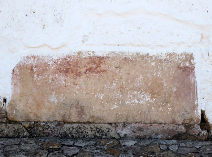 Inscrições numa pedra que foi aproveitada para o muto da capela