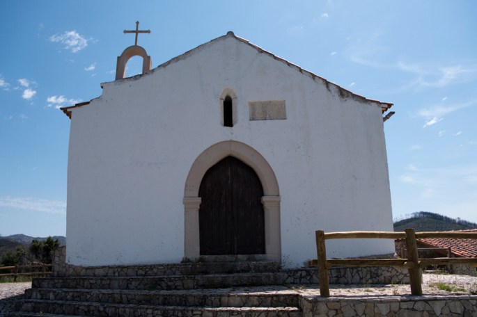 Capela com sinais diversos de materiais reaproveitados