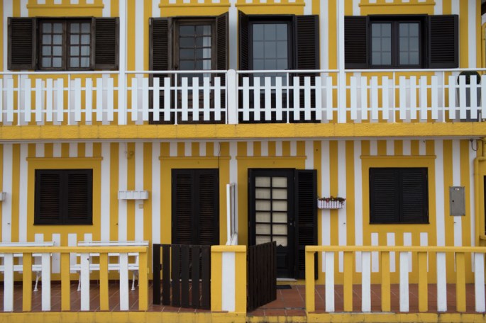 Palheiro na marginal junto à Ria