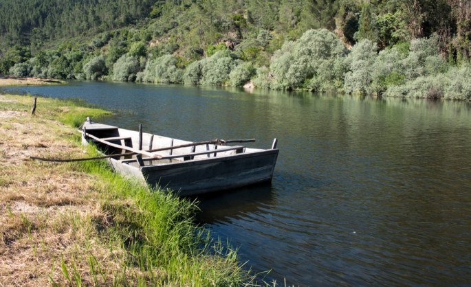 Barca na praia fluvial