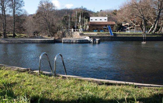 Praia fluvial de aldeia de xisto Mosteiro