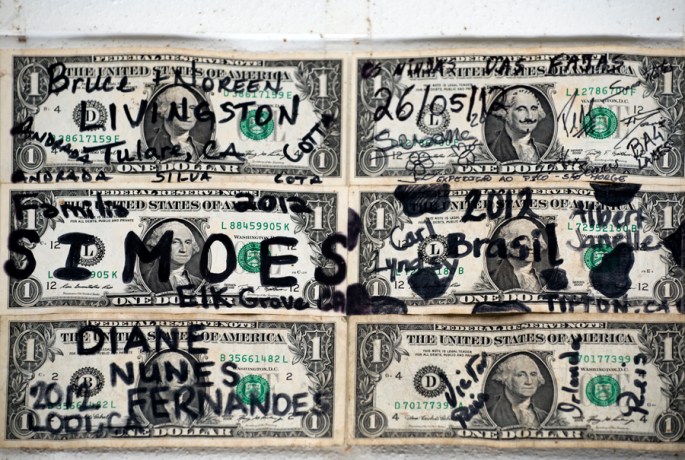 Notas nas paredes do Café Nunes