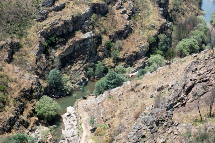 Trilho junto à ribeira