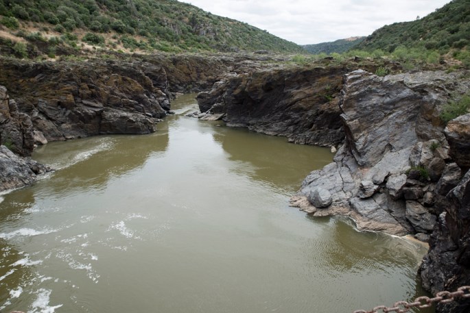 O Guadiana depois das cataratas e envolvido pelo leito rochoso