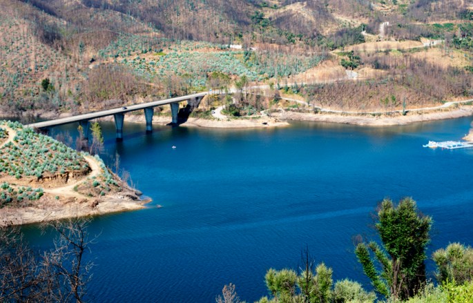 Ponte rodoviária junto a Álvaro