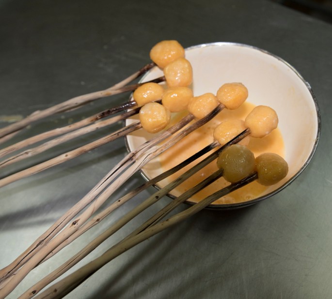 Preparativos para assar castanhas de ovos