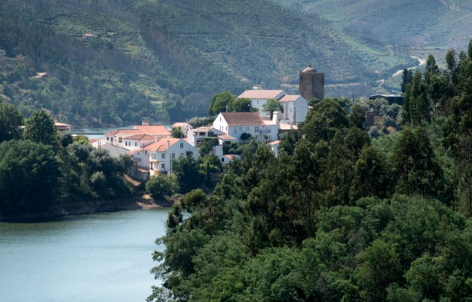 Dornes e a torre vista do percurso ao longo do rio