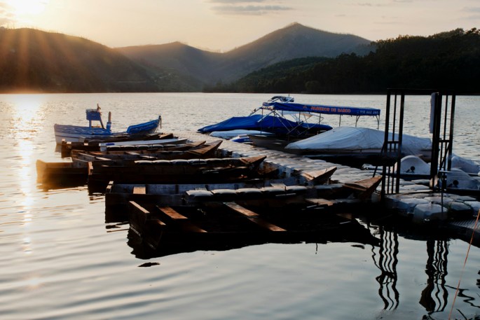 Cais com barcos tradicionais e de turismo