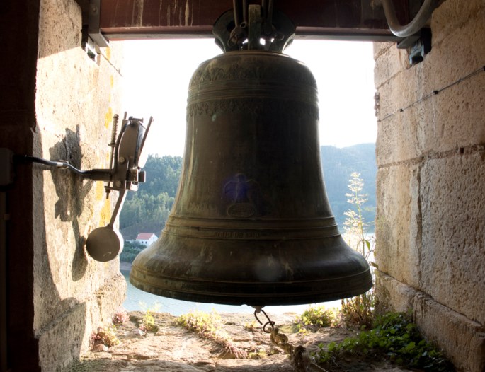 Um dos sinos da torre com vista para o Zêzeree