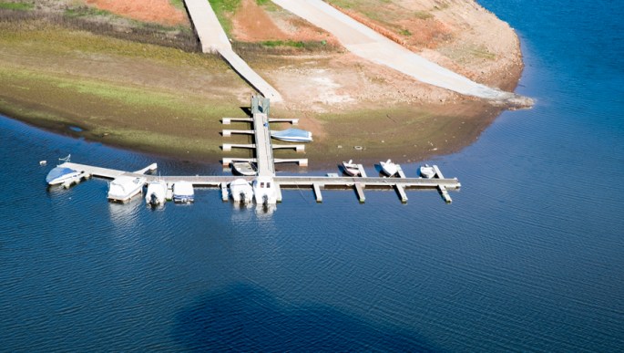 Cais com embarcações de recreio