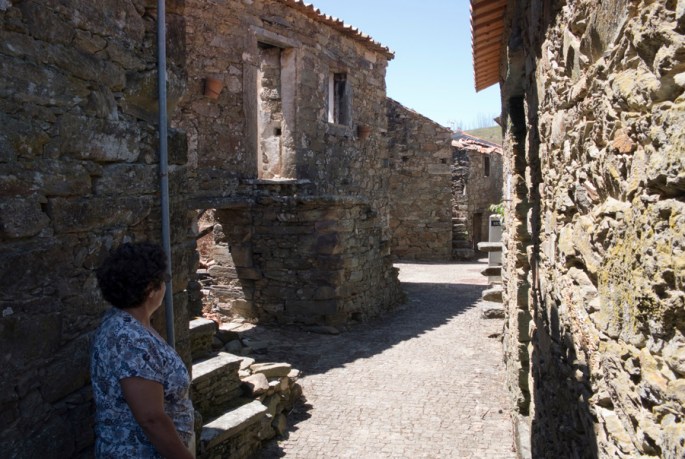 Algumas das casas abandonadas ou devoradas pelo fogo