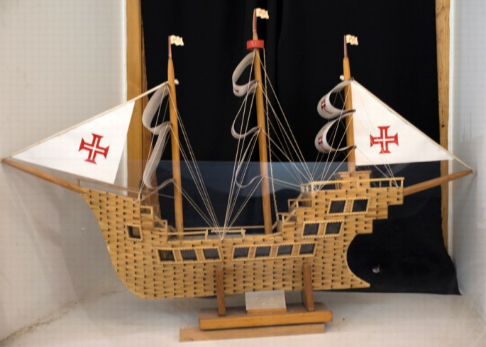 Caravela feita de fósforos queimados