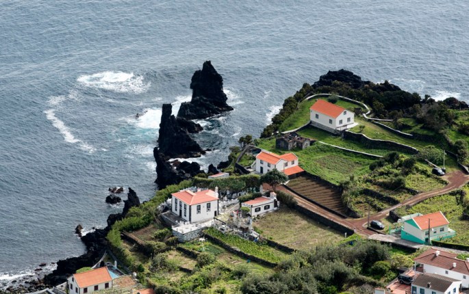 Costa irregular junto à Fajã do Ouvidor com formações vulcânicas