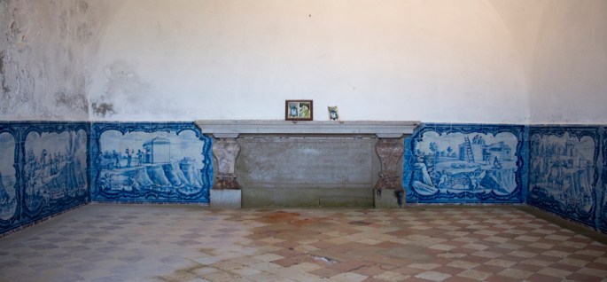 Paineis de azulejos no interior da Ermida da Memória