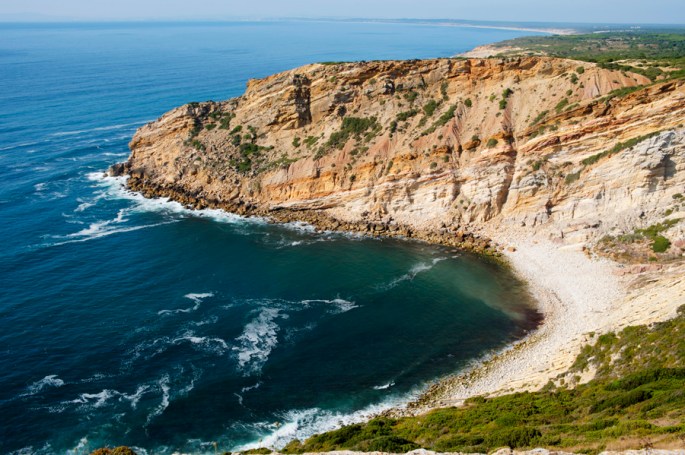 O santuário está rodeado de falésias