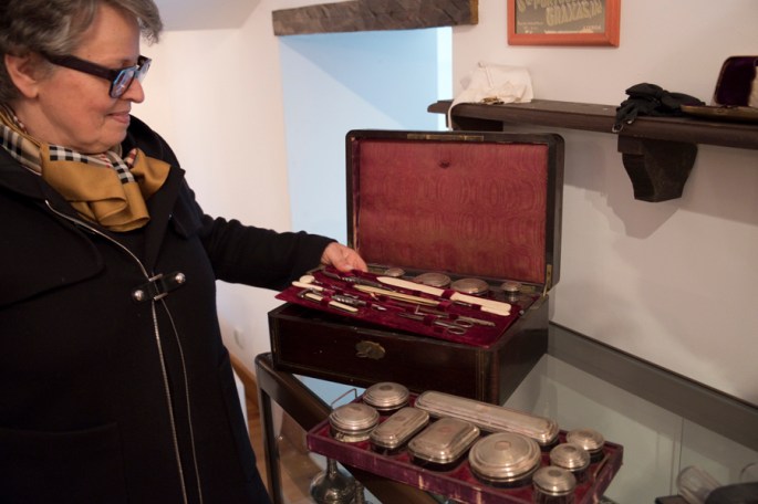 Ana Pires com alguns objectos da Casa Quinhentista