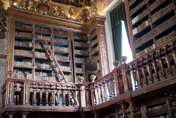 Estantes com as escadas