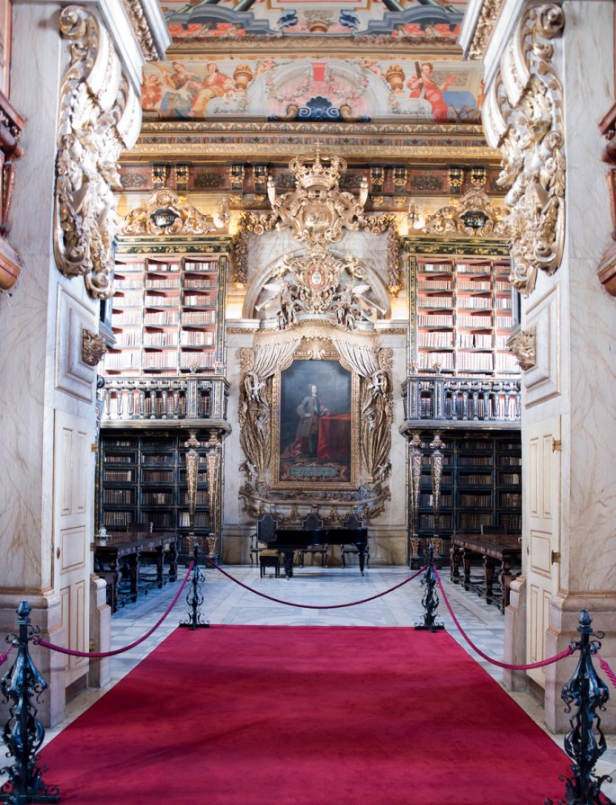 Vista para a última sala com a pintura de D. João V