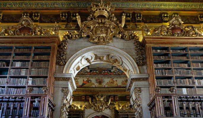 O símbolo real está presente em todas as salas