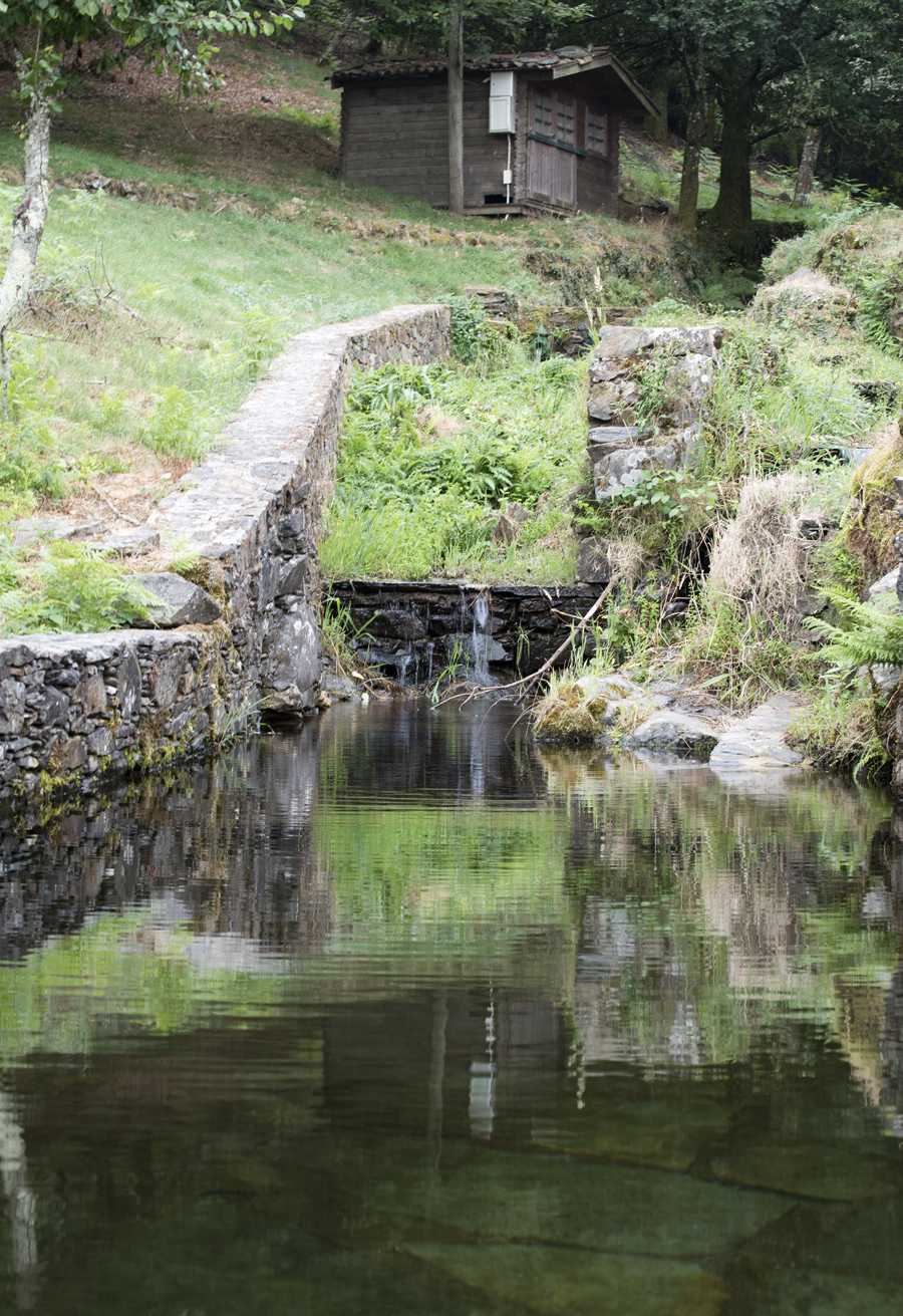 Piscina natural com a passagem da ribeira do Candal