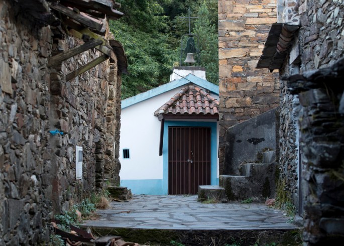 A cor da capela sobressai entre o xisto