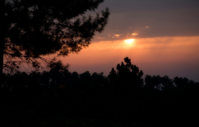 Consegue-se ver um bonito pôr do sol no alto da serra