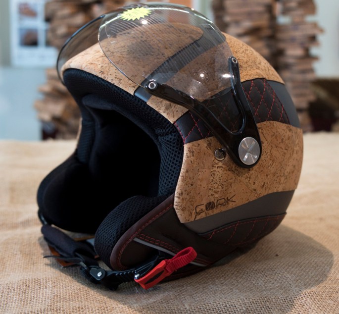 Capacete revestido a cortiça