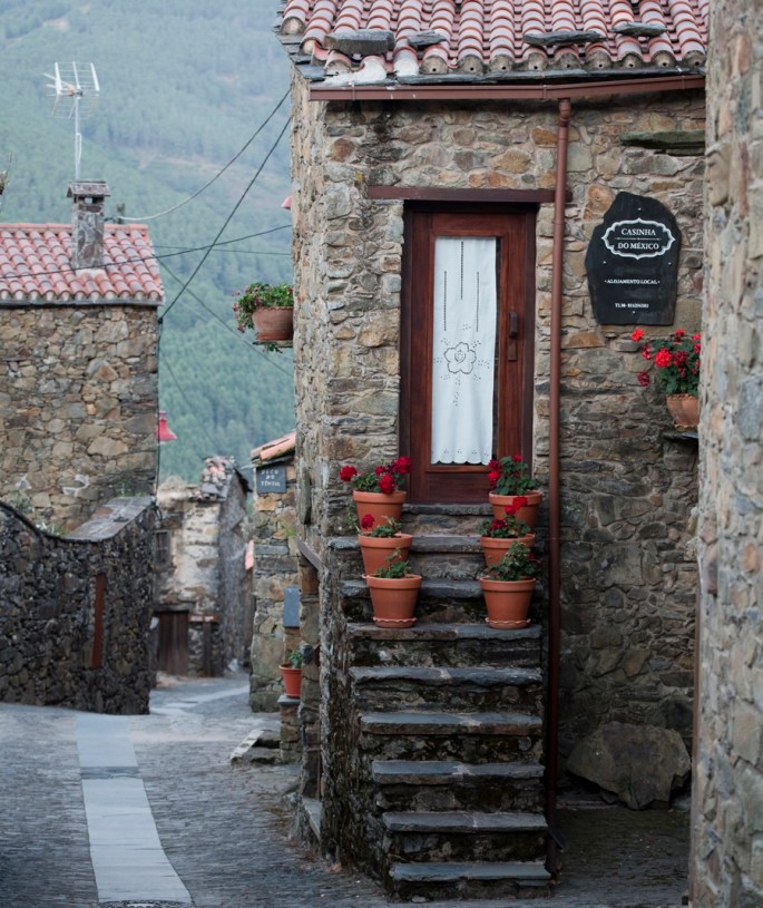 A rua que estrutura a aldeia