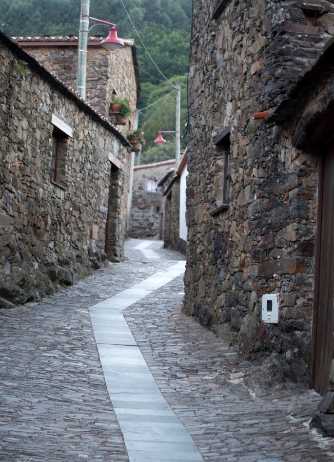 Quase todas as casas foram reconstruídas e a aldeia tem os equipamentos essenciais