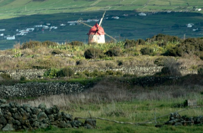 O vermelho da cúpula destaca-se entre o verde dos pastos e das encostas