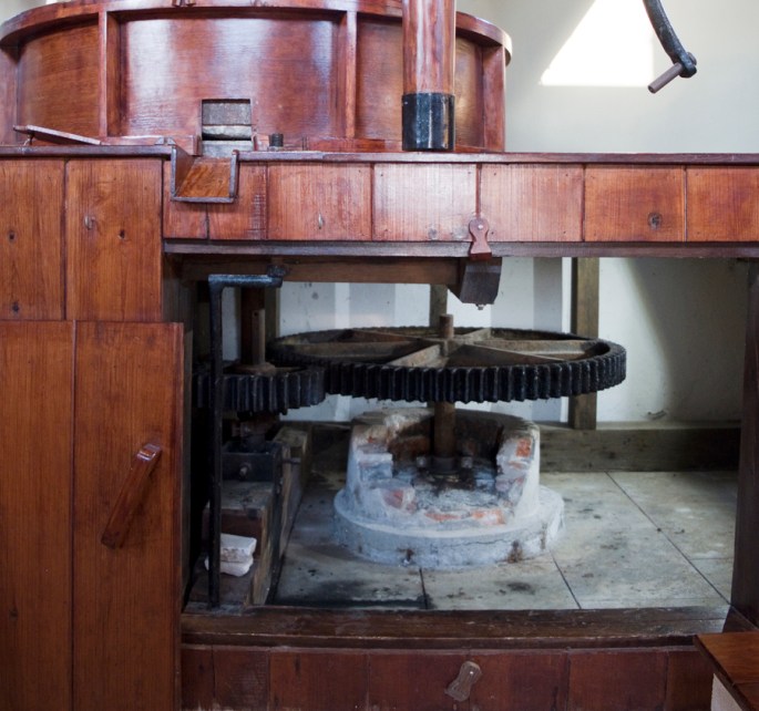 O rodizio fazia movimentar a roda dentada que, por sua vez, fazia mover a mó