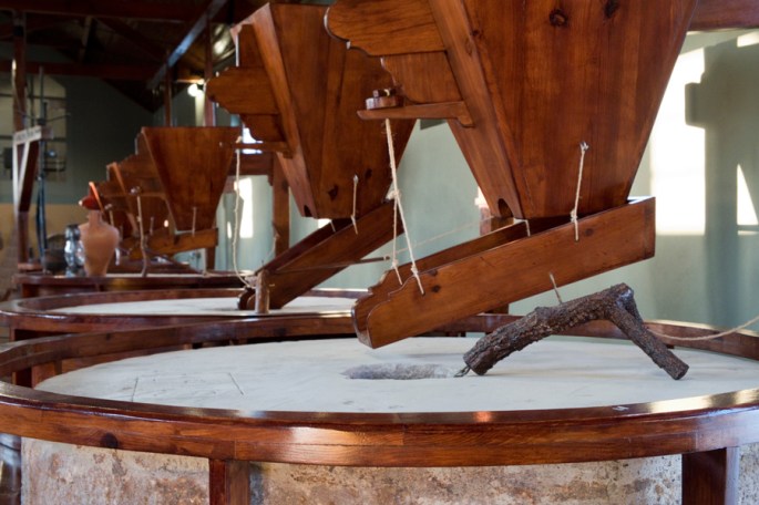 As duas pedras de uma mó pesam uma tonelada. A força da água tinha de movimentar oito toneladas