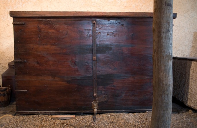 Um dos arcões de madeira