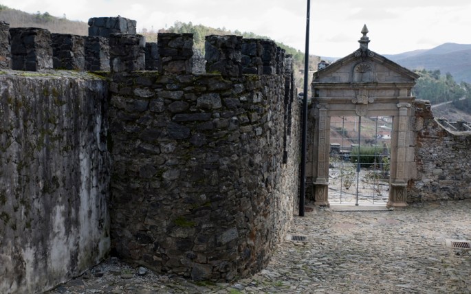 Muralha a contornar a casa