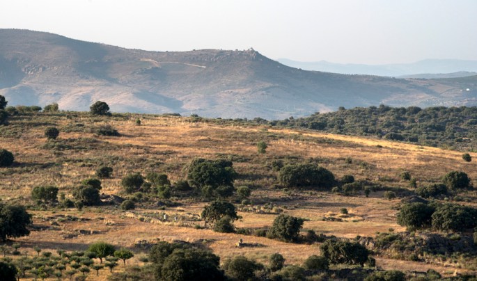 Vista da capela de Santa Bárbara para uma capela das sete irmãs (Anjo, em Castelo Melhor)