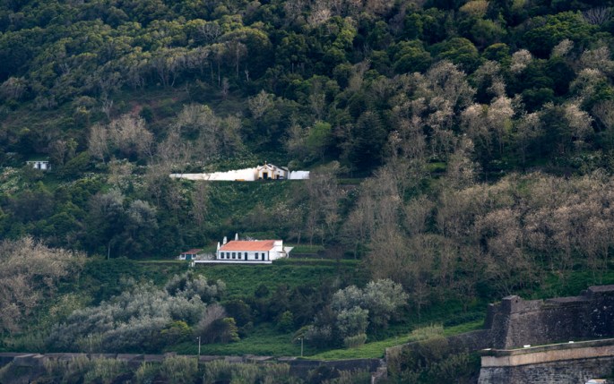 Pequenas construções civis, religiosas e militares no Monte Brasil. Há também caminhos para passear a pé ou de carro