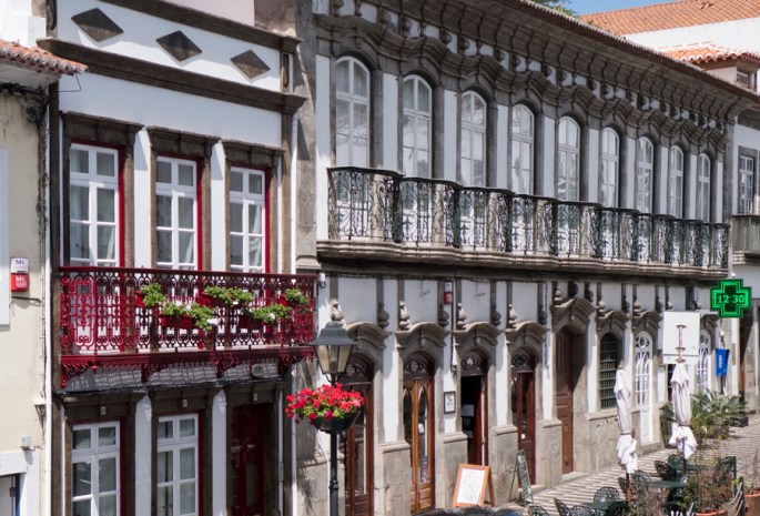 As varandas trabalhadas a ferro no centro histórico