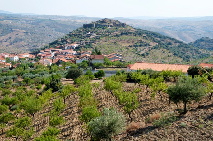 O castelo e Castelo Melhor visto da estrada